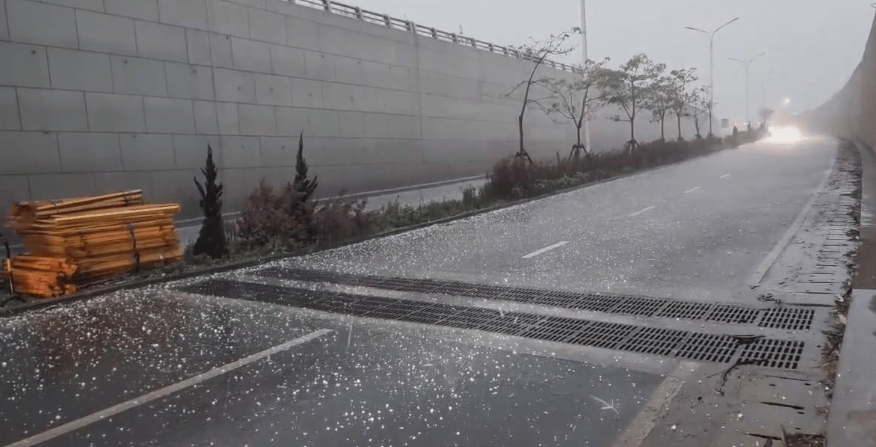 可能会造成雷电灾害事故,并可能伴有短时强降雨,大风,冰雹等强对流