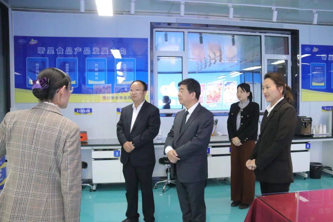 活动组先后参观了北杨善剪纸技艺传习中心,吕家楼手绘年画博物馆,临朐
