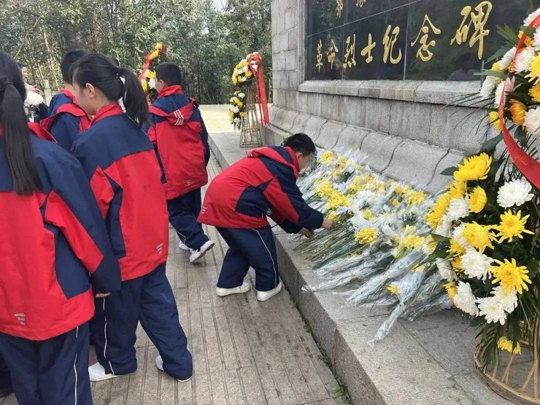 缅怀革命先烈赓续红色血脉孝感市各级少工委组织开展清明祭英烈主题