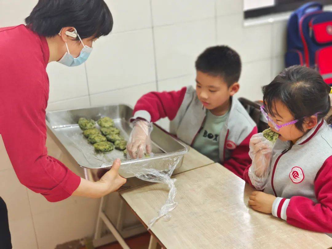 家校互动感受春天气息体验劳动乐趣乐业小学二年级开展