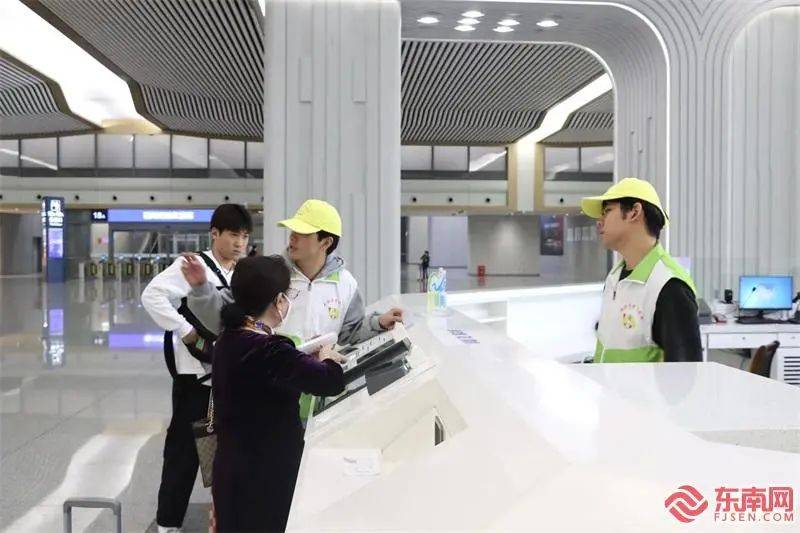 福州南站想说爱你不容易系列报道六站内强化标识并增加了志愿者