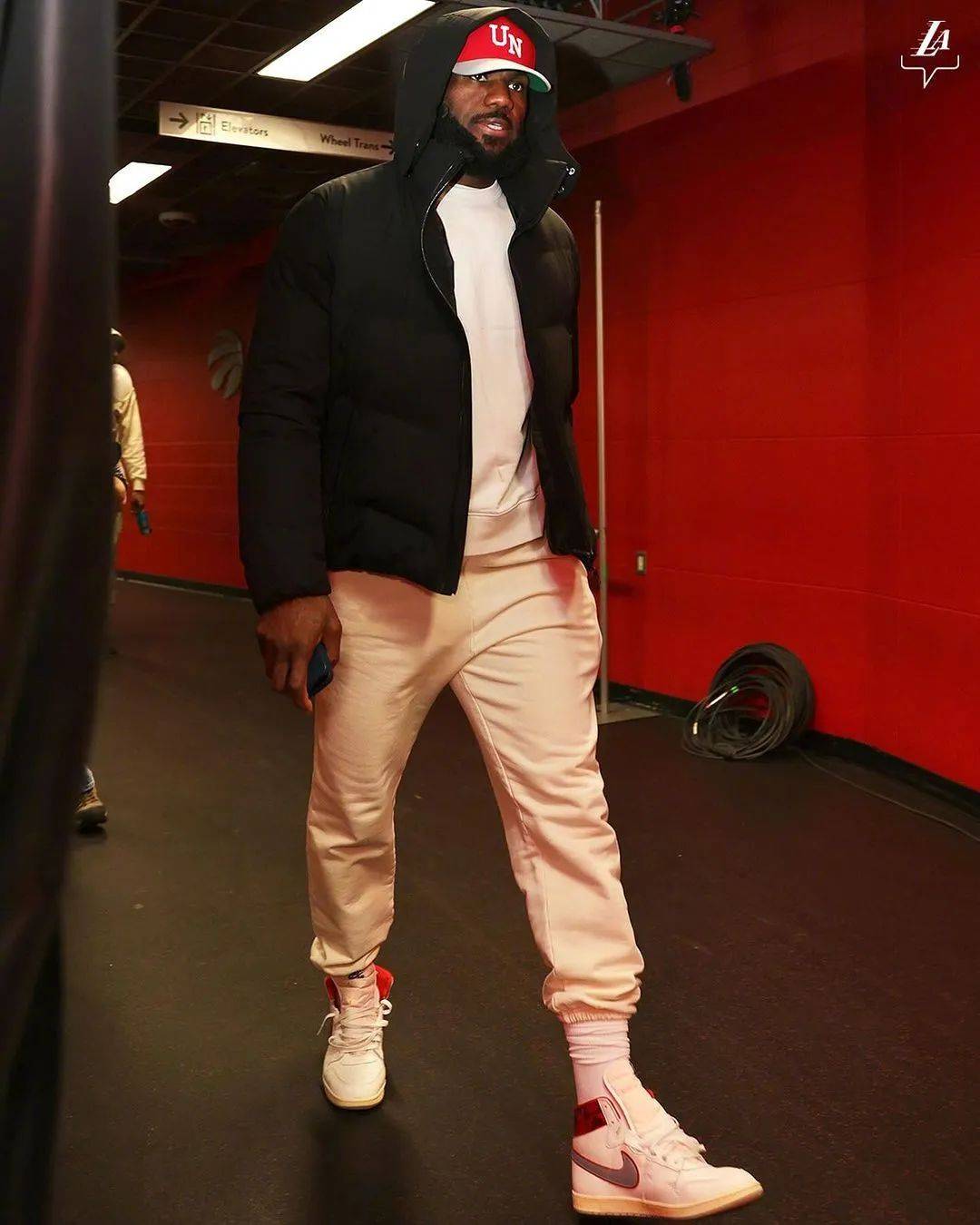 又赢了湖人送14连败詹姆斯12中10