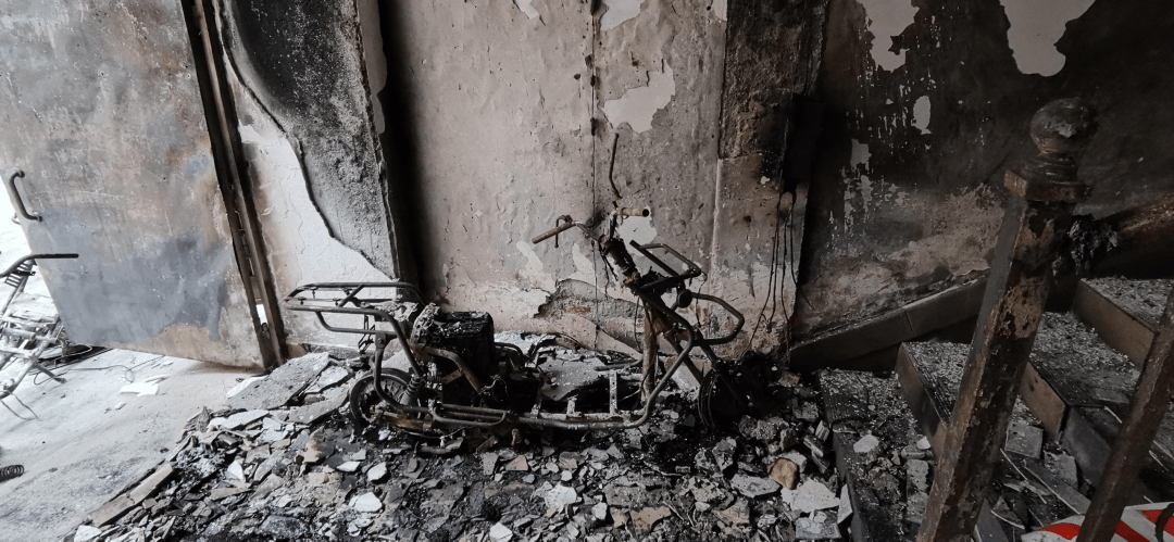 电动车违规停放充电引发火灾清远一人被行拘