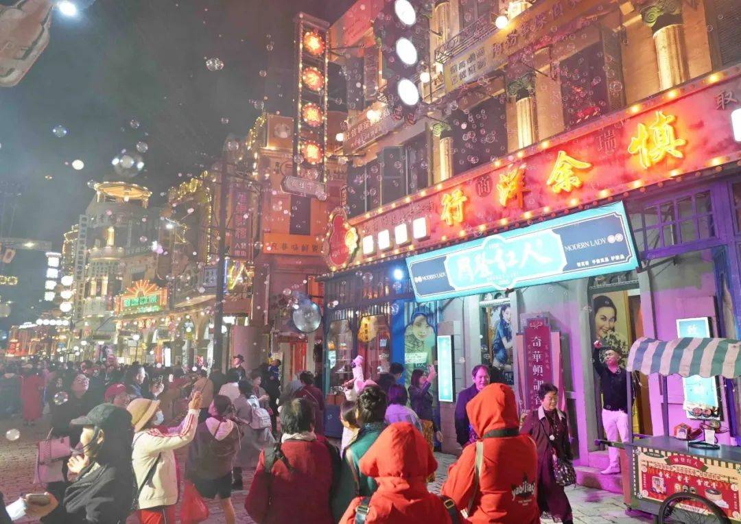 从钟楼开始,一路到皇后像广场,实景电影边演边拍,百乐门演出,"谍战