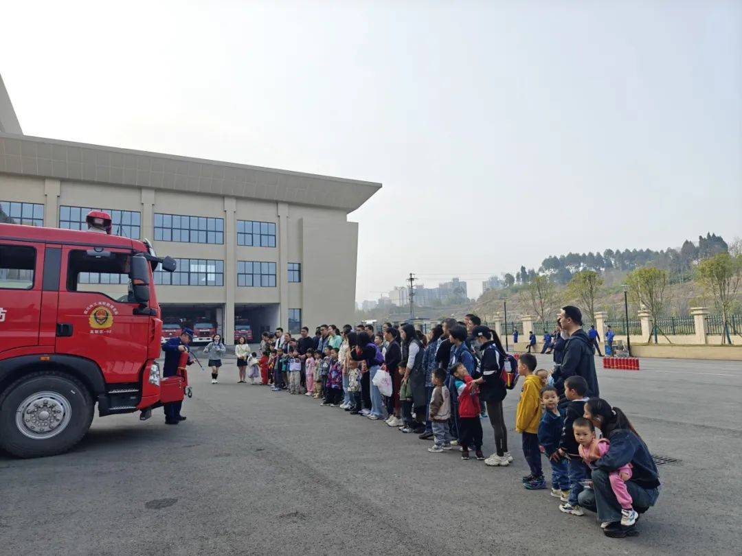 安全伴我行大手牵小手相约火焰蓝队站开放活动