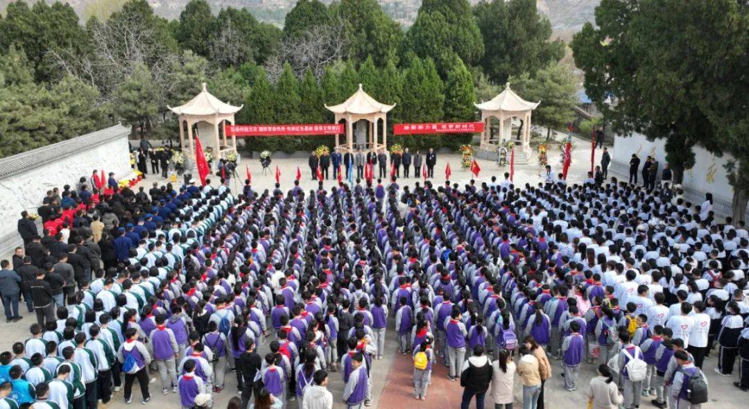满城区开展缅怀英烈祭忠魂民族团结情更深清明祭英烈活动