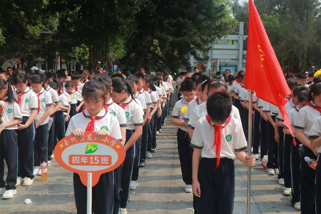 "4月1日下午,玉州区东环小学四年级师生代表一同前往玉林市人民公园