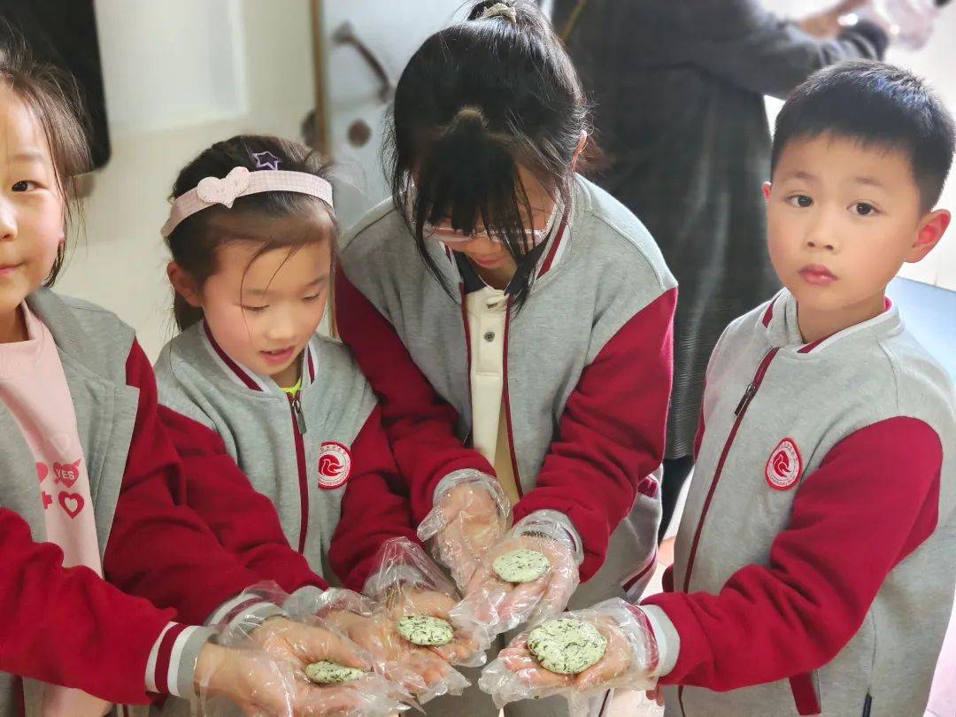 家校互动感受春天气息体验劳动乐趣乐业小学二年级开展