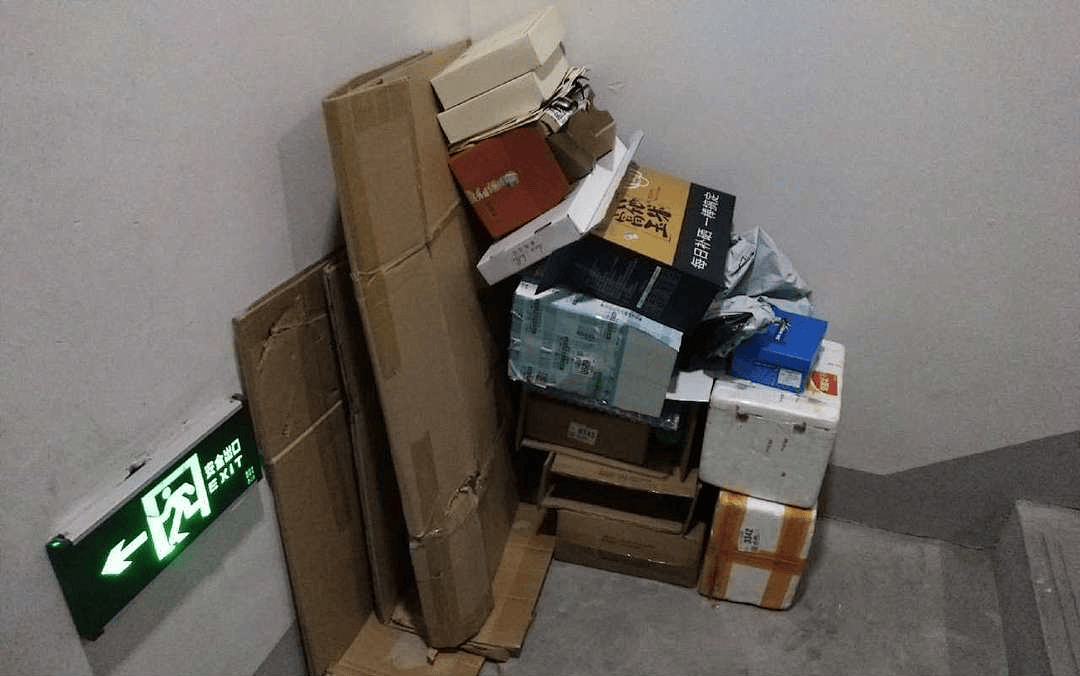 楼道堆杂物放鞋架存私心埋隐患请及时清理