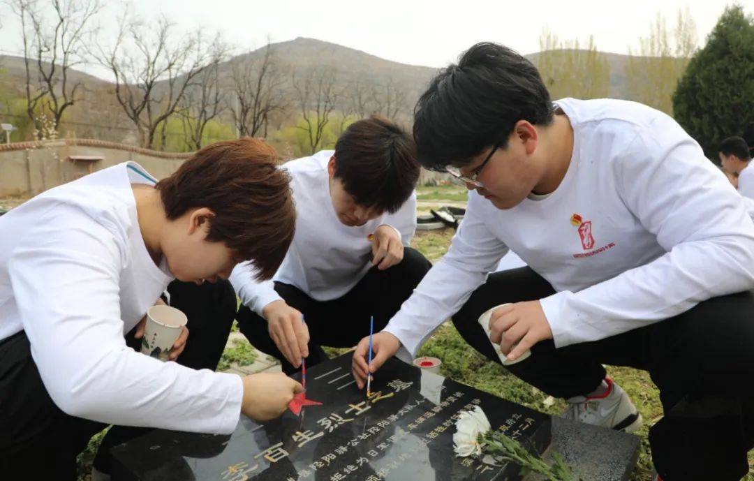 满城区开展缅怀英烈祭忠魂民族团结情更深清明祭英烈活动