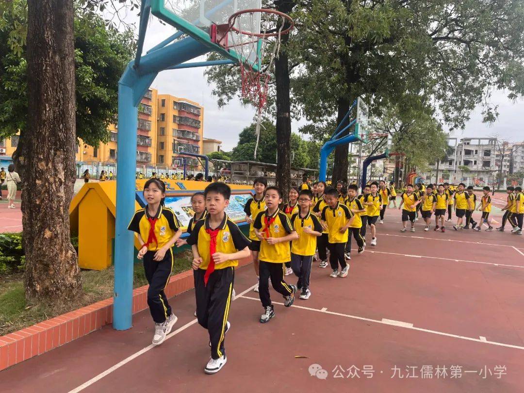 阳光校园活力一小阳光大课间快乐动起来