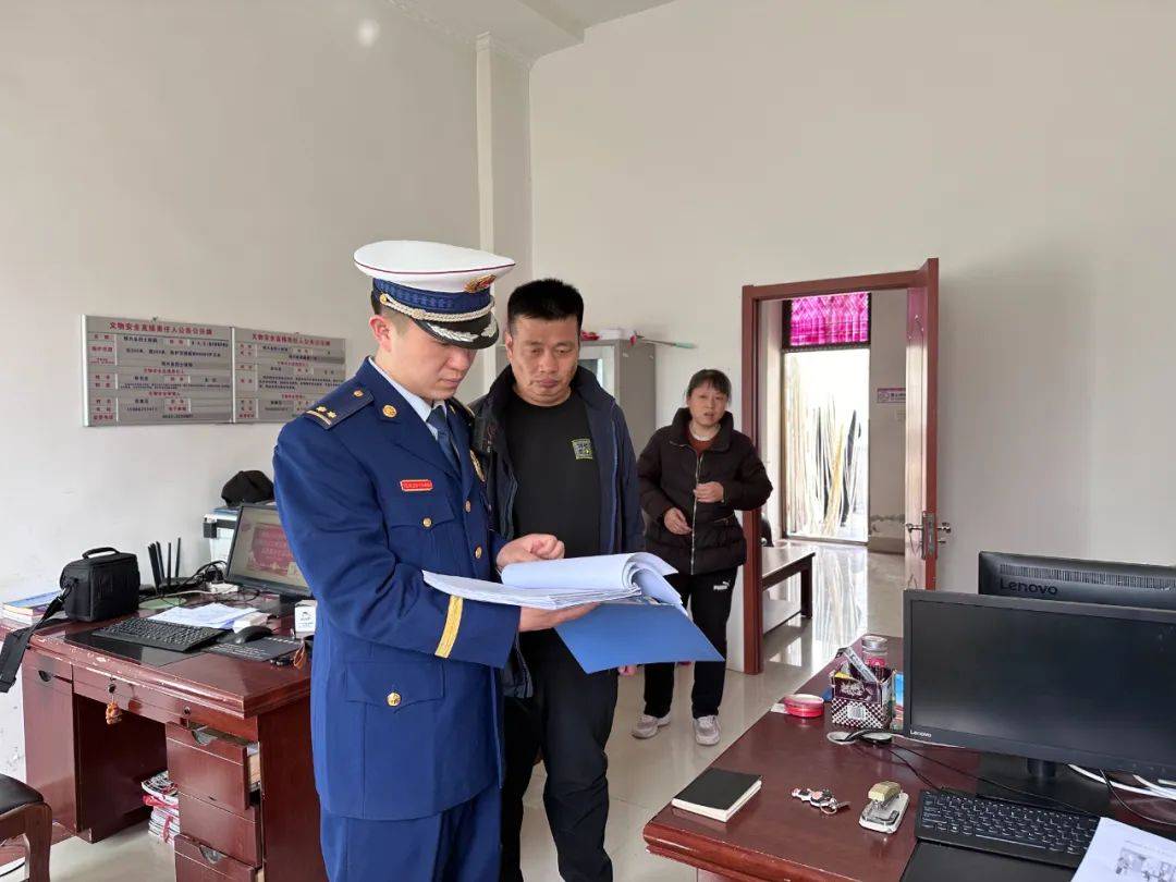 "消防工作人员今天来我们村给我们讲解消防安全知识,讲得很到位,我们