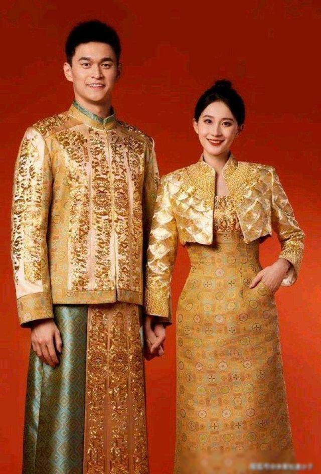 穿金色礼服深情对视1米98孙杨和妻子秀恩爱妻子像小鸟依人