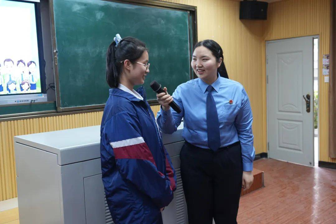 主题,以主会场 分会场的形式,面向金火中学全校学生讲授预防性侵害