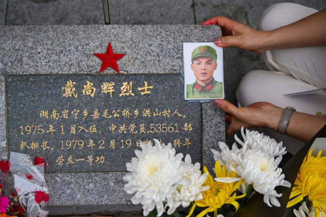 泣不成声一直挂在心上的事,这次终于补上上次祭扫后这是烈士妻子姜礼