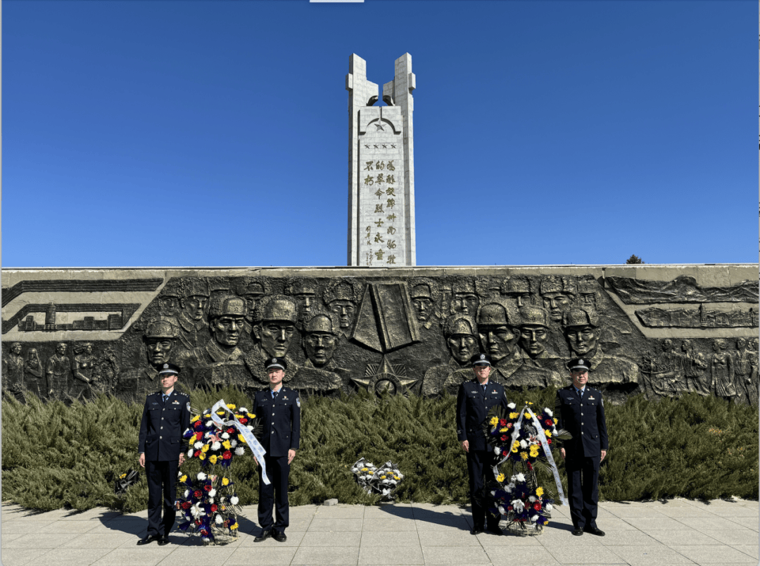 图为黑龙江边检总站黑河边境管理支队移民管理警察向王肃烈士墓敬献