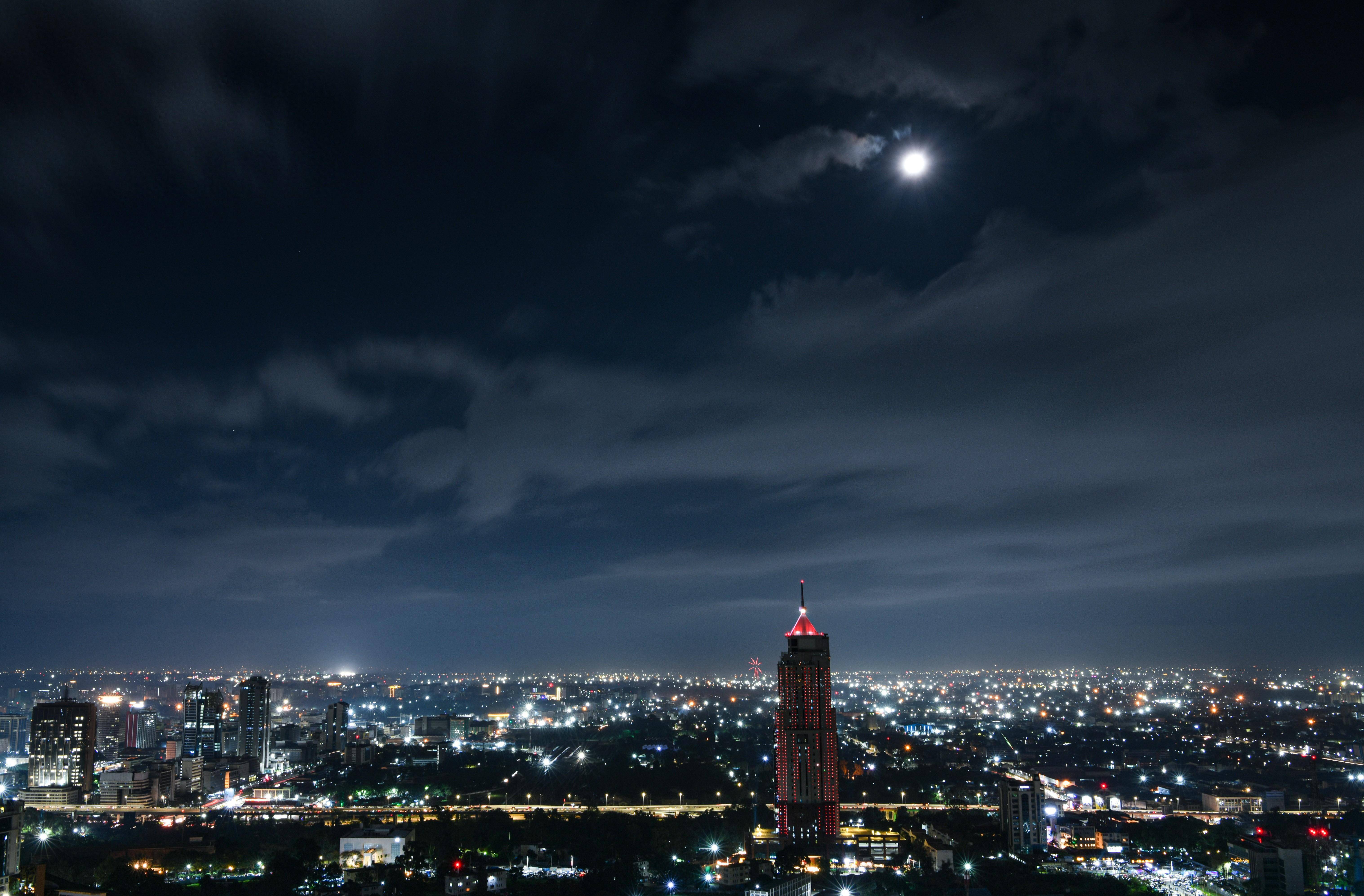 这是2023年12月31日在肯尼亚首都内罗毕拍摄的城市夜景.