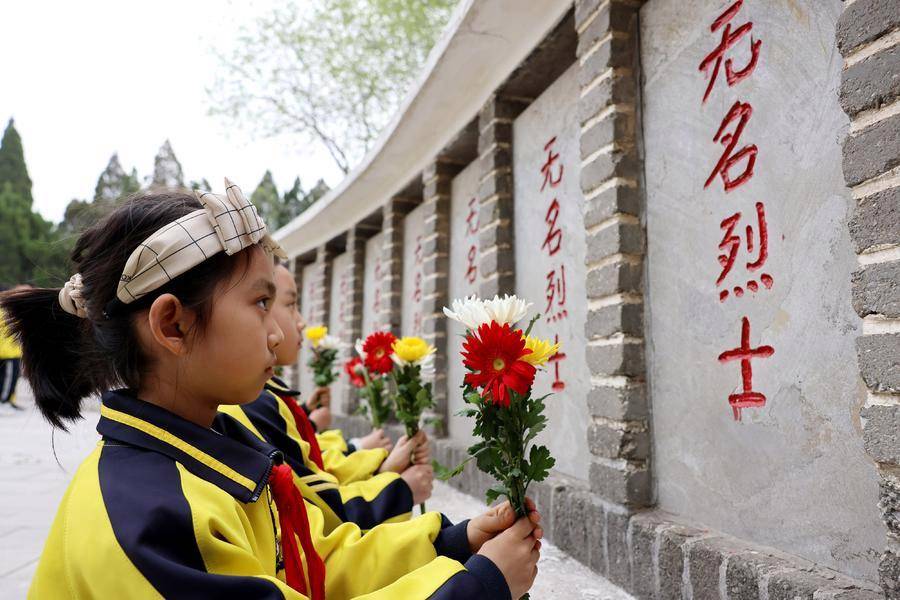 枣庄中小学生清明节前祭英烈_革命_烈士陵园_张环