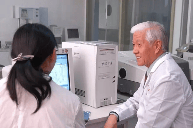 已年逾花甲,却仍然以身作则,每天早起到实验室做实验,指导学生做研究