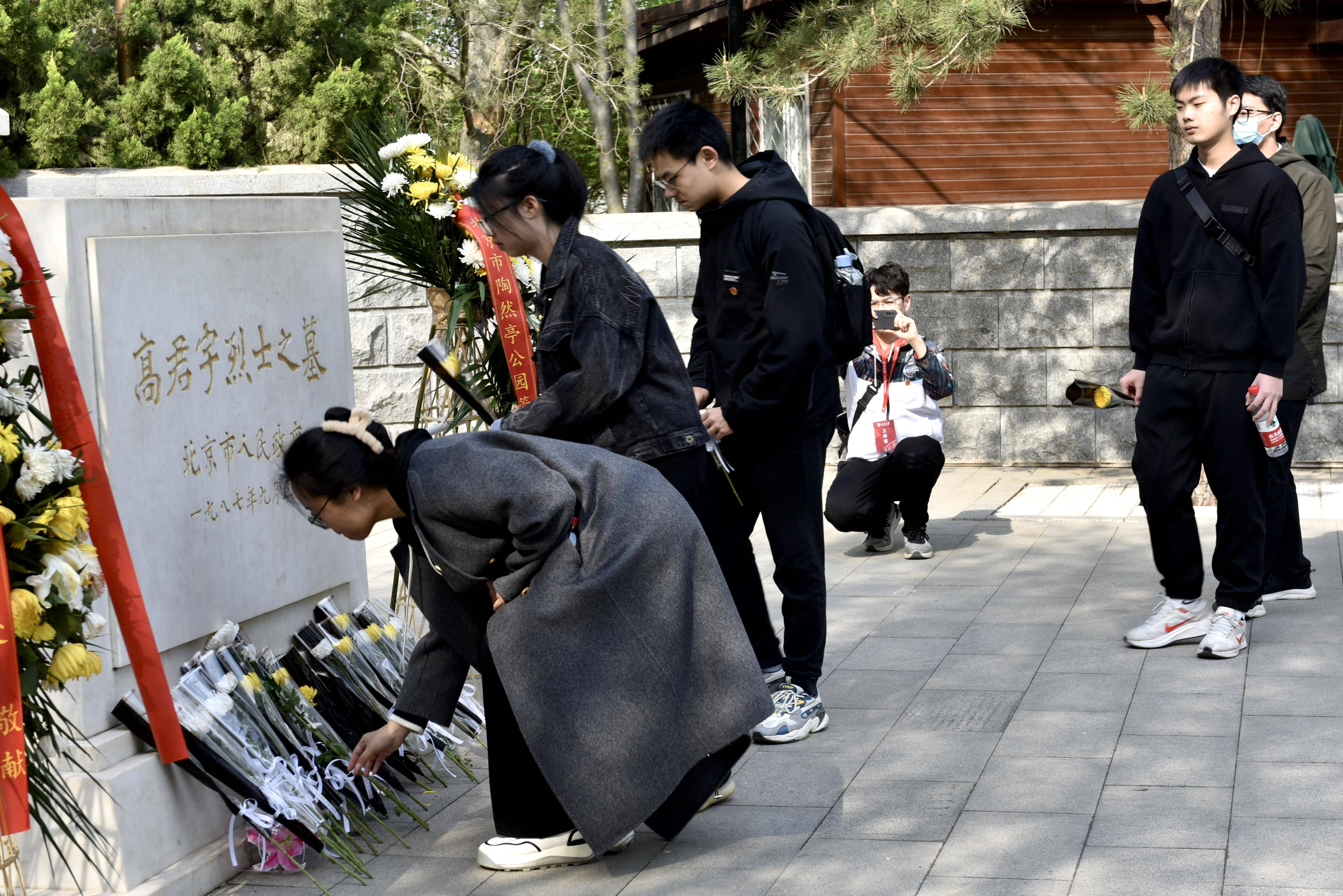 高君宇烈士墓前,他们深切缅怀学长