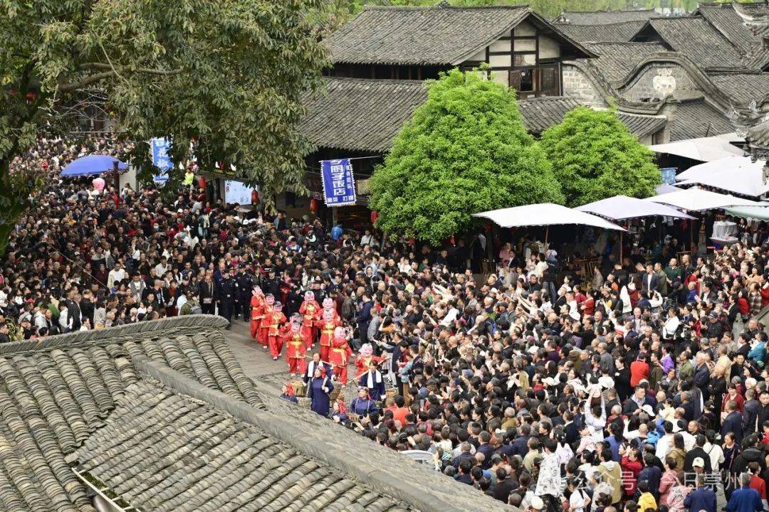 火上央视清明假期首日崇州旅游市场人气火爆