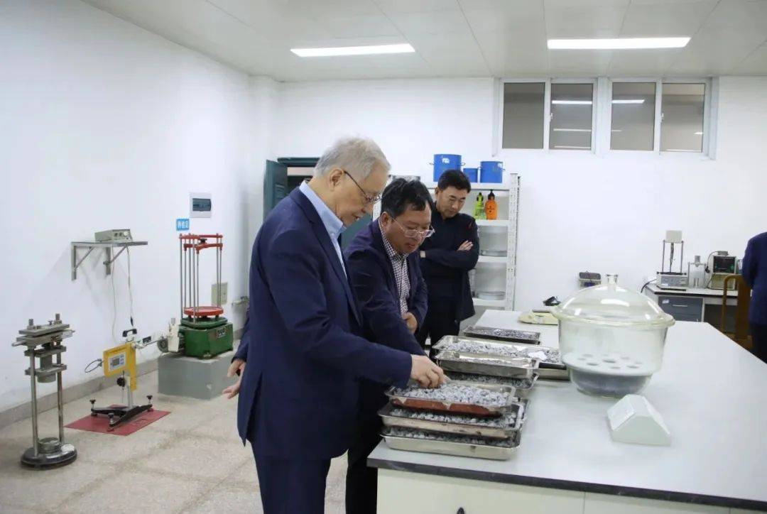 中国银监会原主席刘明康一行来校调研