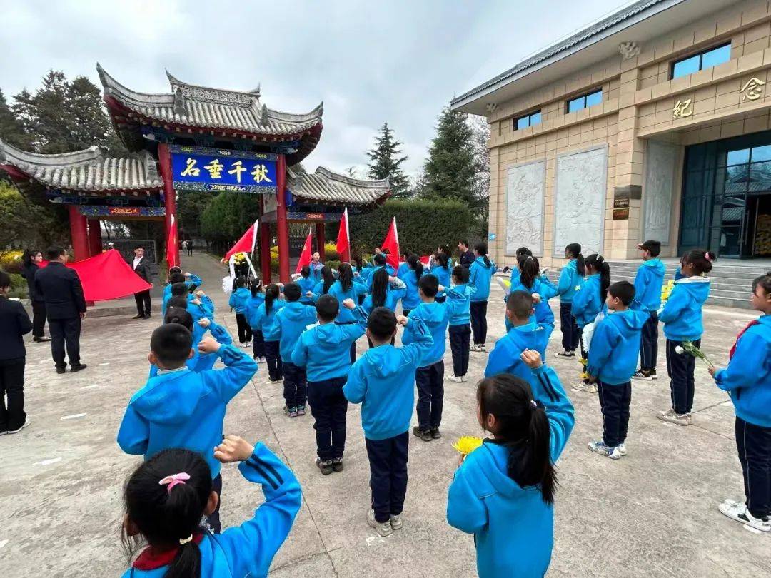 凤县双石铺中学凤县双石铺中学少先队员参观凤县革命纪念馆.