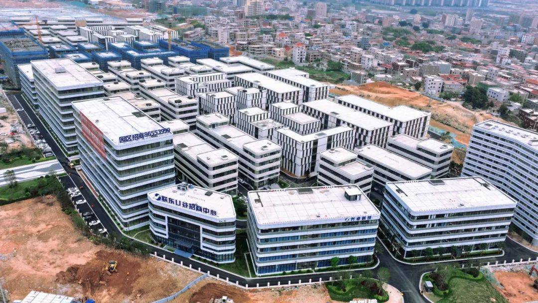 塔吊不停运转……近日,记者来到南安芯谷半导体科技产业港,只见一栋栋