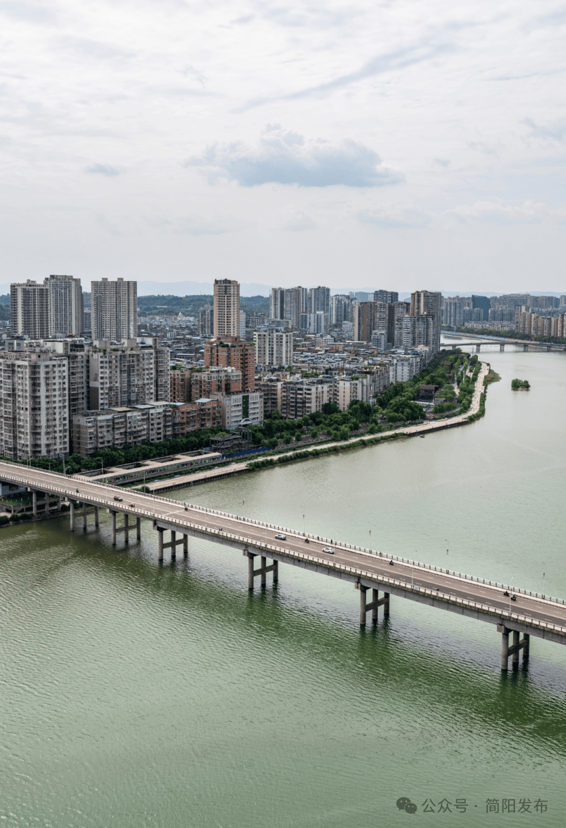 沱江大桥始建于1967年,这座老桥是传统的石拱桥,重修的沱一桥于2011年