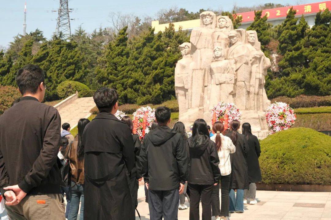 勿忘先烈之志牢记时代使命青岛大学研究生会开展清明追思祭英烈活动