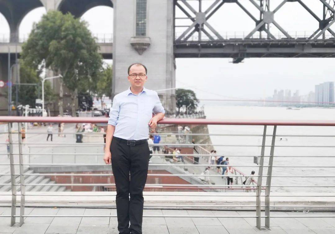 黎建华倾注三心育人路上步履不停优秀班主任风采