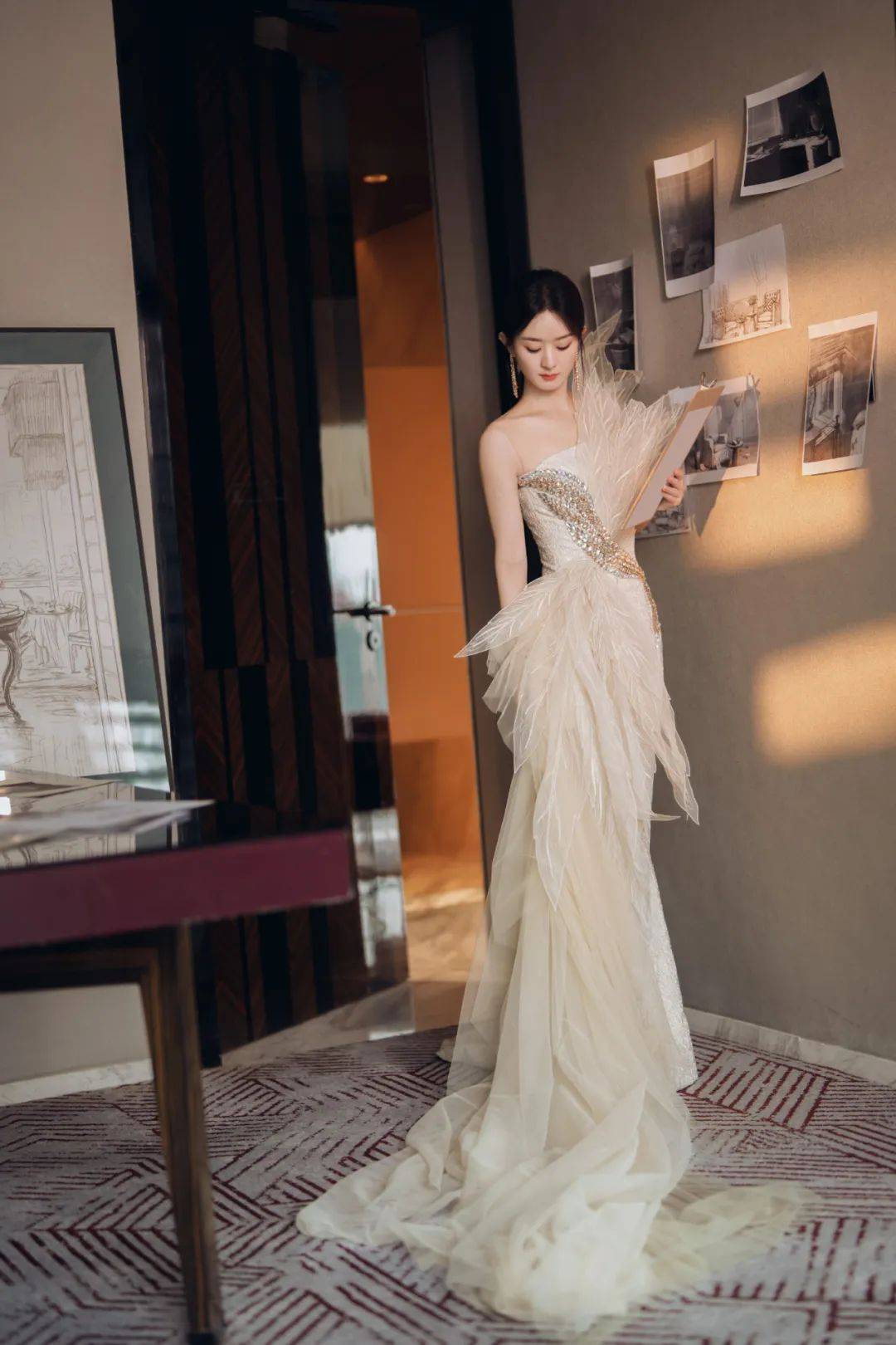 羽毛元素 自带律动与飘逸的浪漫_图片_来源_赵丽颖