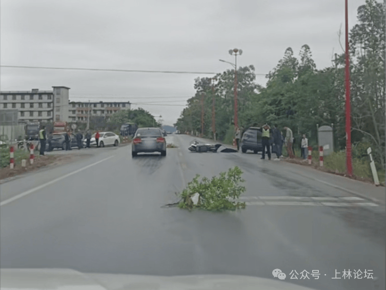 电动车倒在路中一辆电动车与小车发生碰撞发生一起车祸上林巷贤三水村