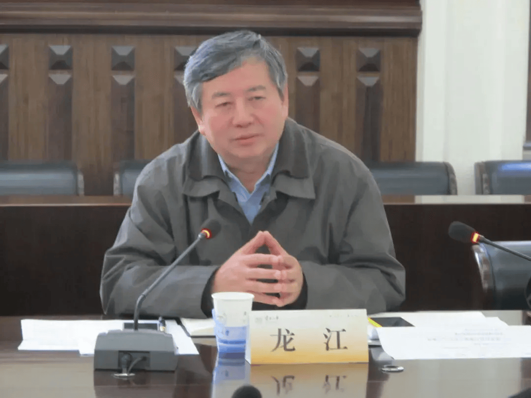 龙江长期在云南工作,曾任云南医药集团公司董事长,党委书记,云南白药