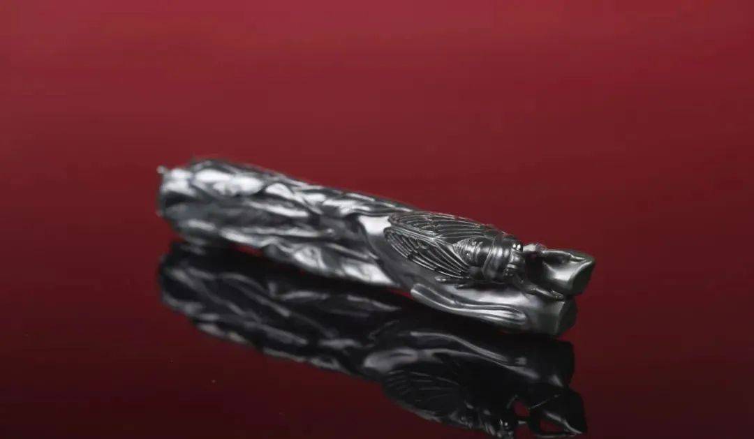 正如其名,玉石全部都为墨色的,即为全墨,墨玉中以它价值最高.