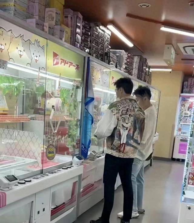 李易峰日本度假回国自己推行李无助理随行众粉丝接机帅气依旧