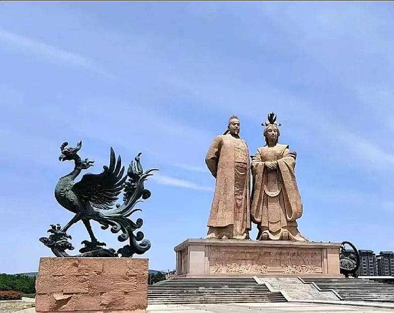 驱车刚来到乾陵景区东门,便被武则天和李治那巍峨雄伟的雕塑所深深
