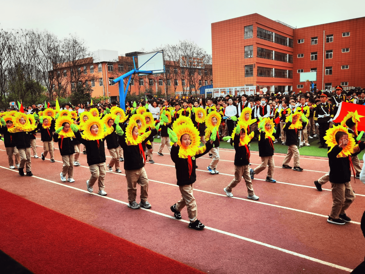 宝鸡高新一小一直重视体育教学,学校每年一次体育节,春季学期田径运动