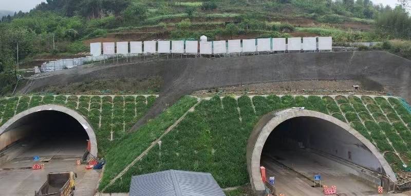 渝遂高速复线控制性工程云雾山1号隧道全线贯通