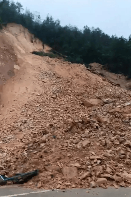 梅州一路段突发山体滑坡!实行全封闭交通管制67→_蕉岭_道路_泥石流