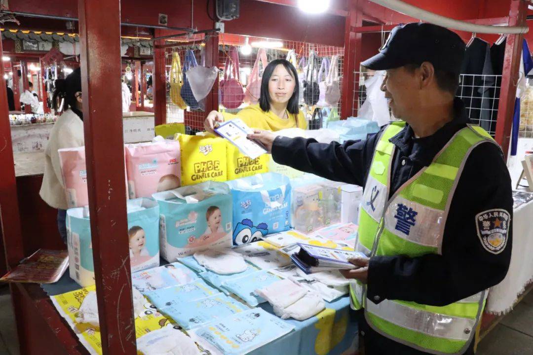 曲靖最火夜市,藏着别样"警"色_益宁_普法_夜间