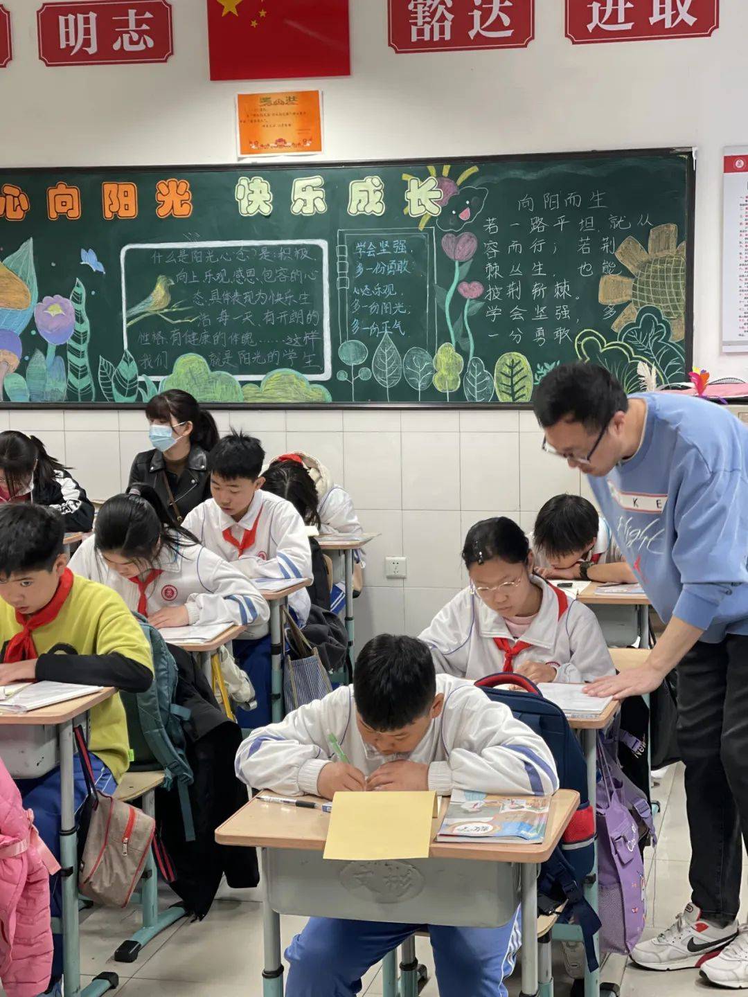 金钟小学:"伴"日相约 "育"见成长_家长_班级_课堂