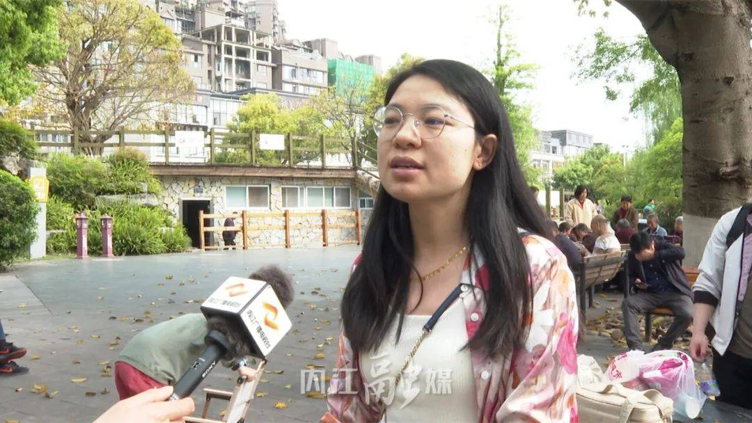 市民向春平时忙于工作,带孩子户外玩耍的时间不多.