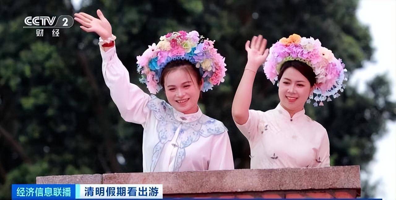 40元体验簪花 服饰,游客冒雨打卡_福建省_戴花_黄晨