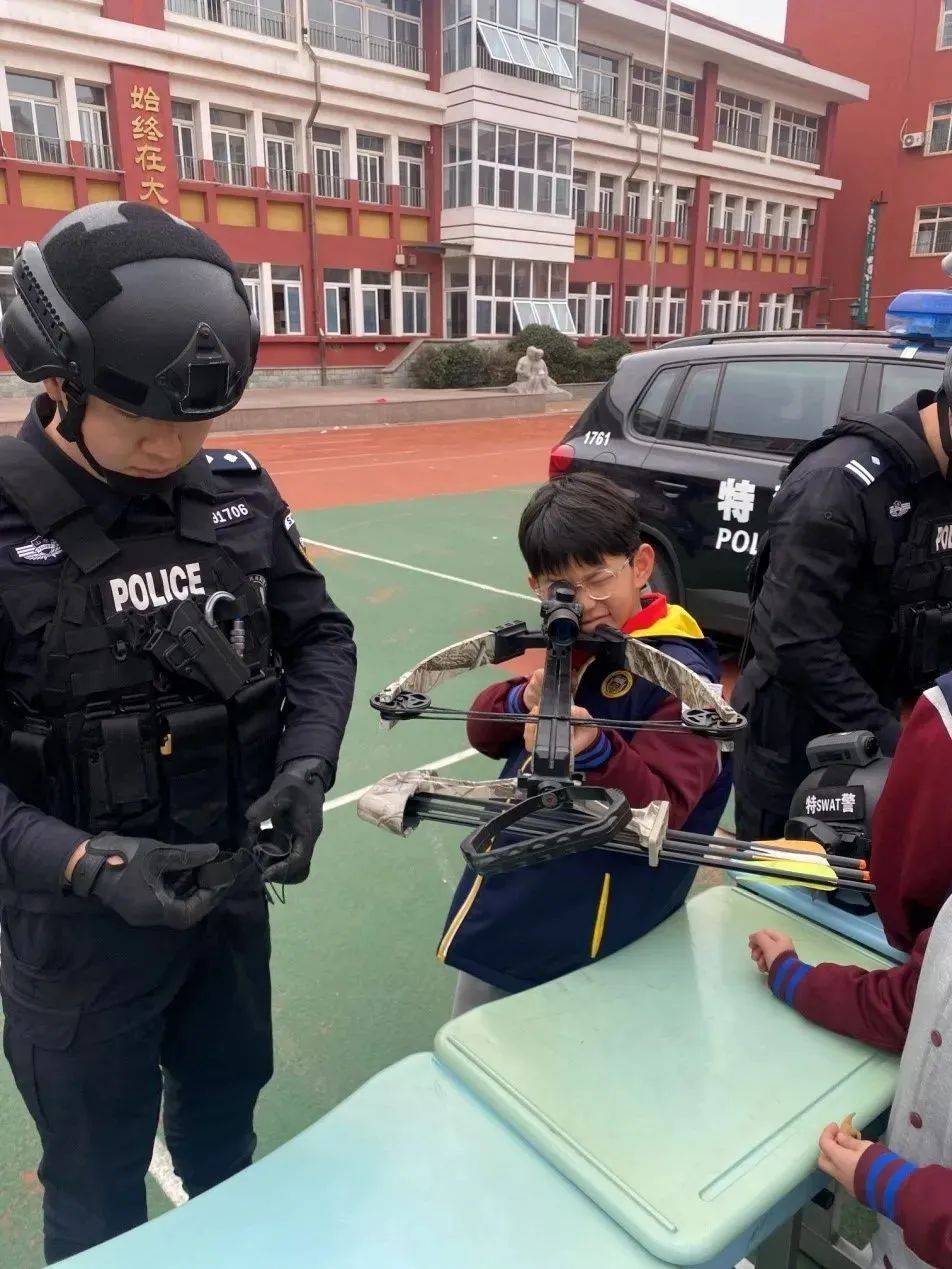 吹响"红领巾"安全教育"集结号"——青岛大学路小学_活动_诈骗_特警