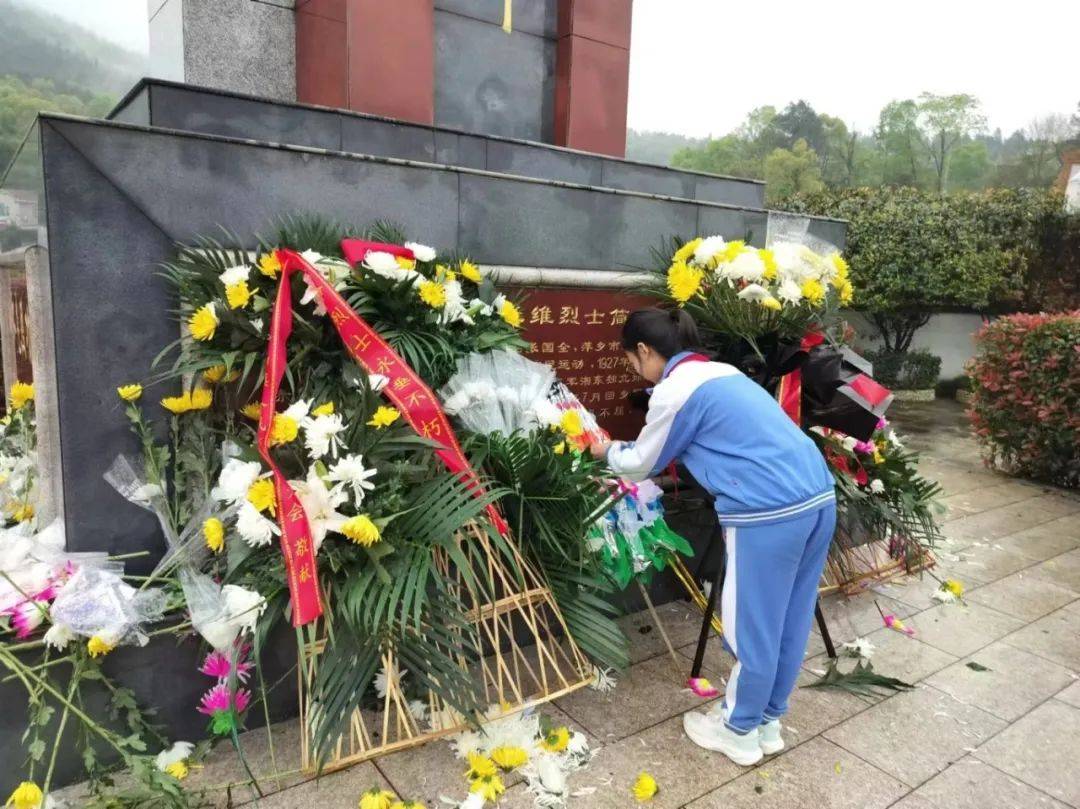 鸡冠山乡中学组织团员和青年前往庙背烈士陵园开展"缅怀革命先烈 传承