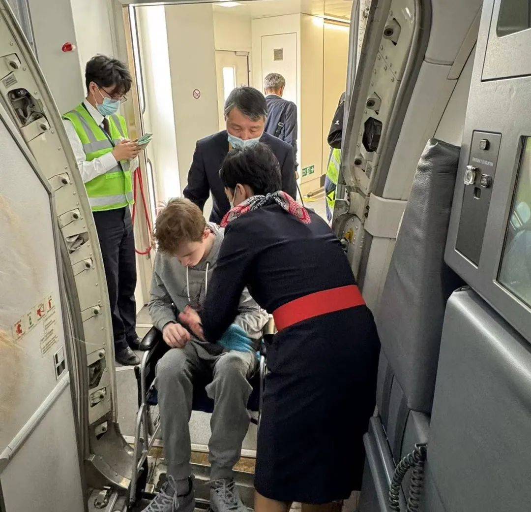 旅客登机后,乘务员面带微笑,向旅客出示了手机上提前准备好的客舱服务