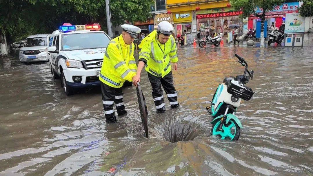 日前,信丰县铁石口镇组织镇村干部帮助清理路障,强化道路交通指挥疏导