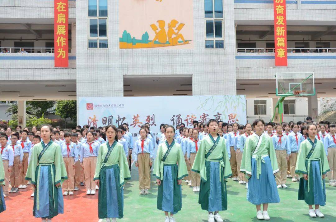 红旗二小党团员教师代表,少先队员代表来到赣州市烈士纪念馆,通过献