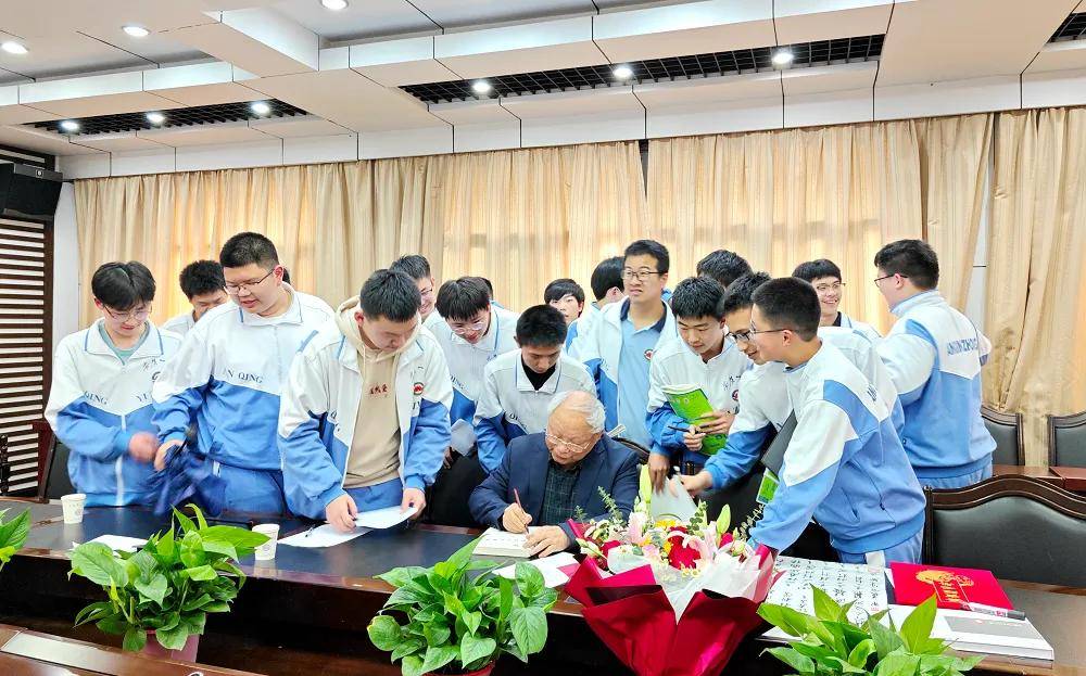 这位怀宁籍院士回母校安庆一中参观指导